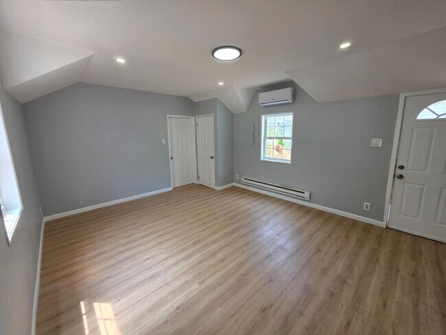Building Photo - Brand New Renovated Cozy home