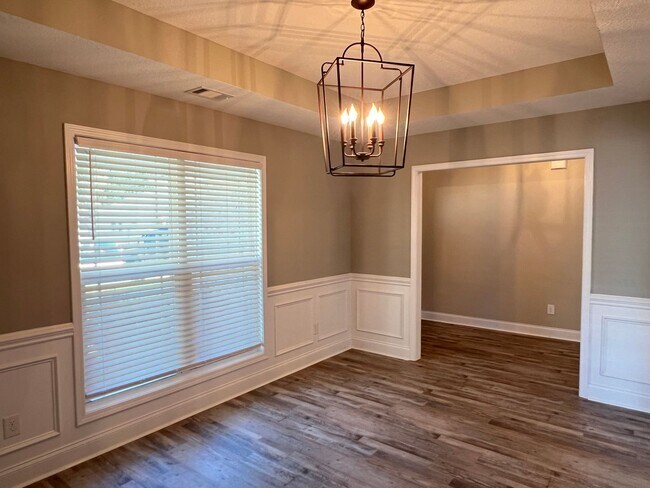 Foto del edificio - Beautiful Home that looks Brand New / First Full Month's Rent FREE with a 13 Month Lease!!