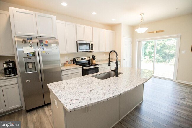 Building Photo - 41560 Briarwood Cir