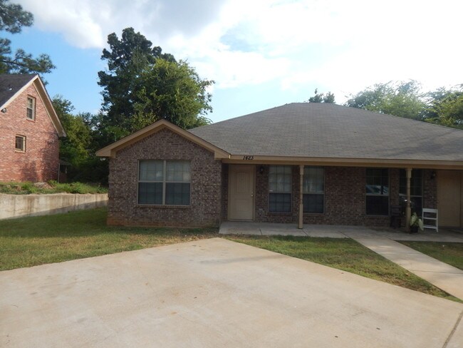 Building Photo - Charming 3 Bedroom Duplex in Tyler!