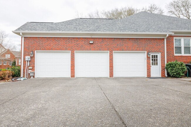 Foto del edificio - 5 Bed, 3.5 Bath w/ 3 Car Garage Less than ...