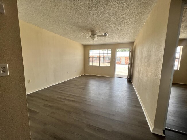 Building Photo - 1601 University Pkwy