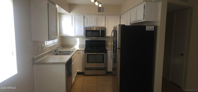 Building Photo - 635 N Arrowhead Dr