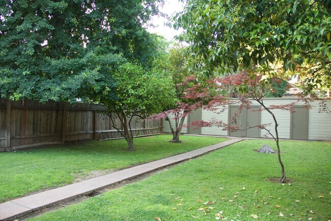 Entradas a garajes privados - 2815 I St