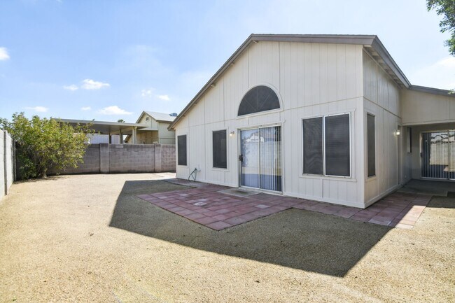 Foto del edificio - 3 Bedroom home with large backyard!