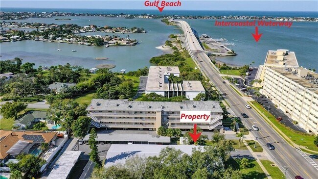 Building Photo - 2950 W Bay Dr