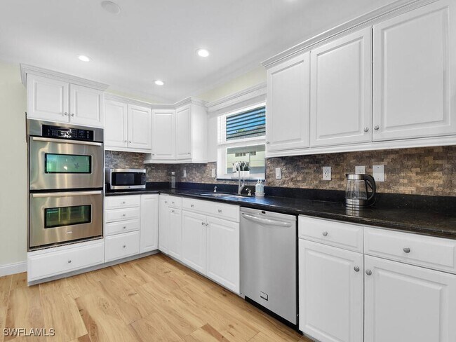Foto del edificio - 637 103rd Ave N