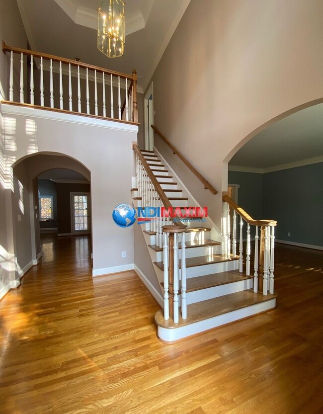Building Photo - Spacious 6 bedrooms house in the NORTHVIEW...
