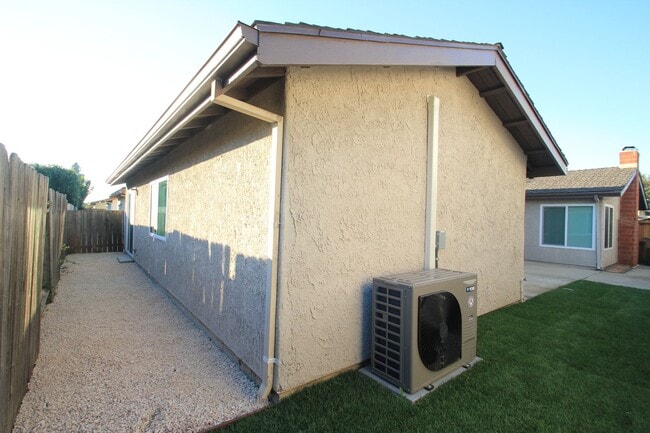 Foto del edificio - 6356 Swallow St