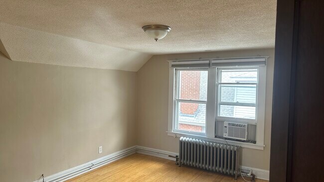 Building Photo - 40 S Quaker Ln
