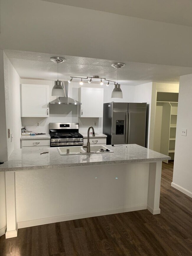 Foto del edificio - Recently-remodeled 3 bed 2 bath