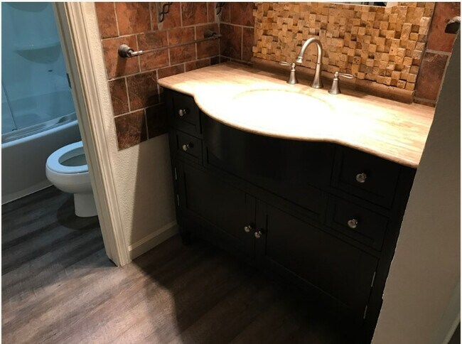 Foto del edificio - 2422 Larkspur Ln