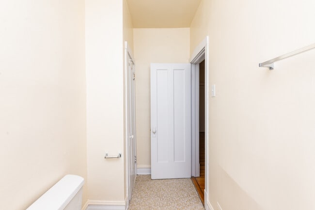 Building Photo - 2482 N Lincoln Ave