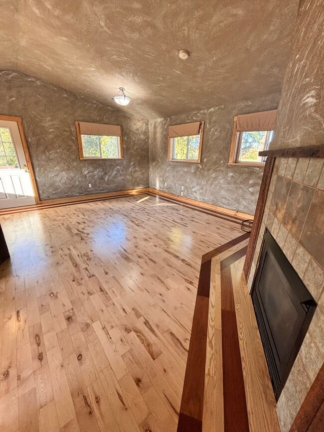 Building Photo - 2 Bedroom, 1 Bathroom unit above shop, Ava...