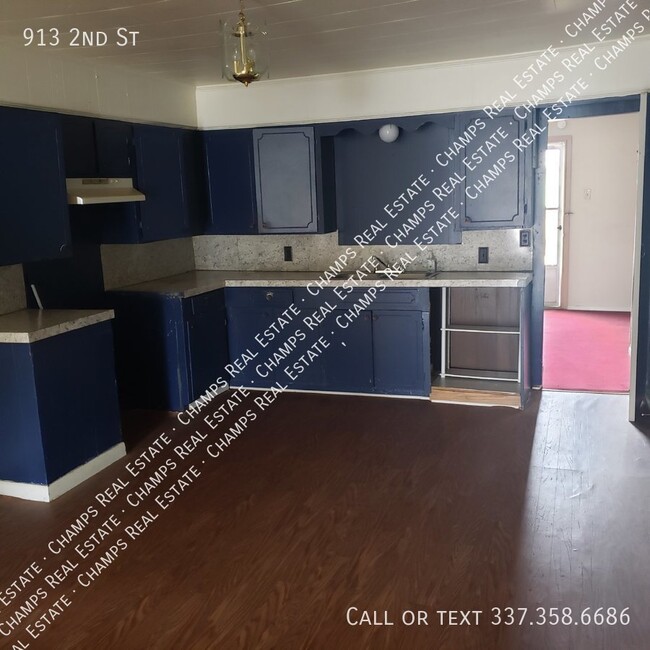 Building Photo - 913 2nd St