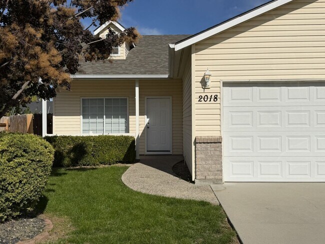 Foto del edificio - Great 4 bed 2 bath home with RV parking in...