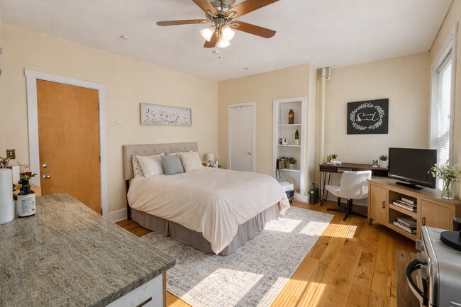 Building Photo - 108 Myrtle St