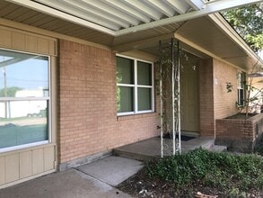Building Photo - 107 Helena St