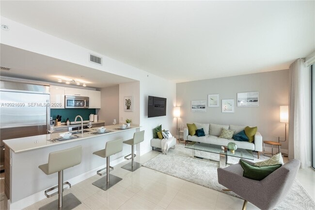 Foto del edificio - 1300 Brickell Bay Dr
