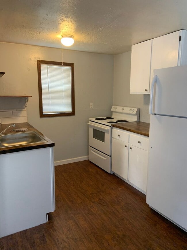 Foto del edificio - Hard to find 1 bdrm, 1 bath house with carport.