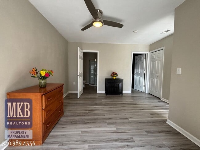 Building Photo - 160 Gretchen Court - Fantastic Townhome in...