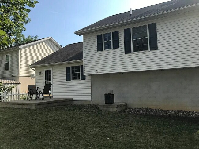 Foto del edificio - This pet free single family home is strategically located in State College