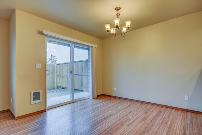 Building Photo - 3 Bed 2.5 Bath Townhome