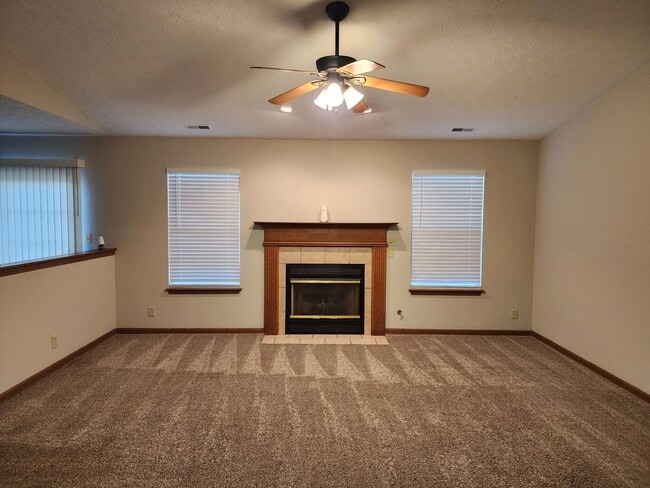 Foto del edificio - 3-Bedroom, 2-Bathroom Home with 2-Car Atta...