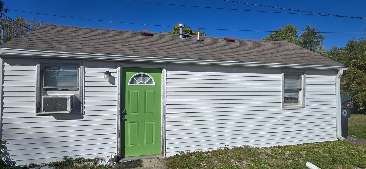Primary Photo - 2 bedroom close to campus