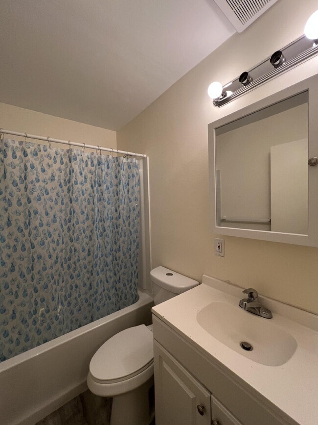 Building Photo - 2 bed unit with balcony in beautiful Amesb...