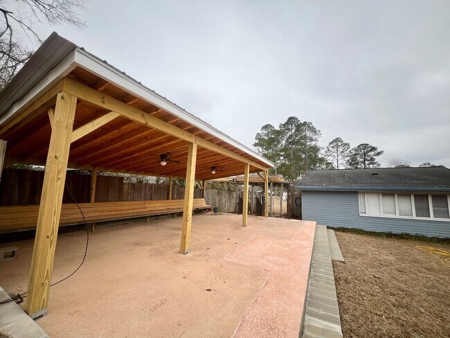Building Photo - 3 Bed/2 Bath Home