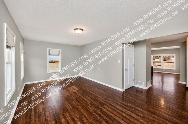 Foto del edificio - 6717 Roseland Dr