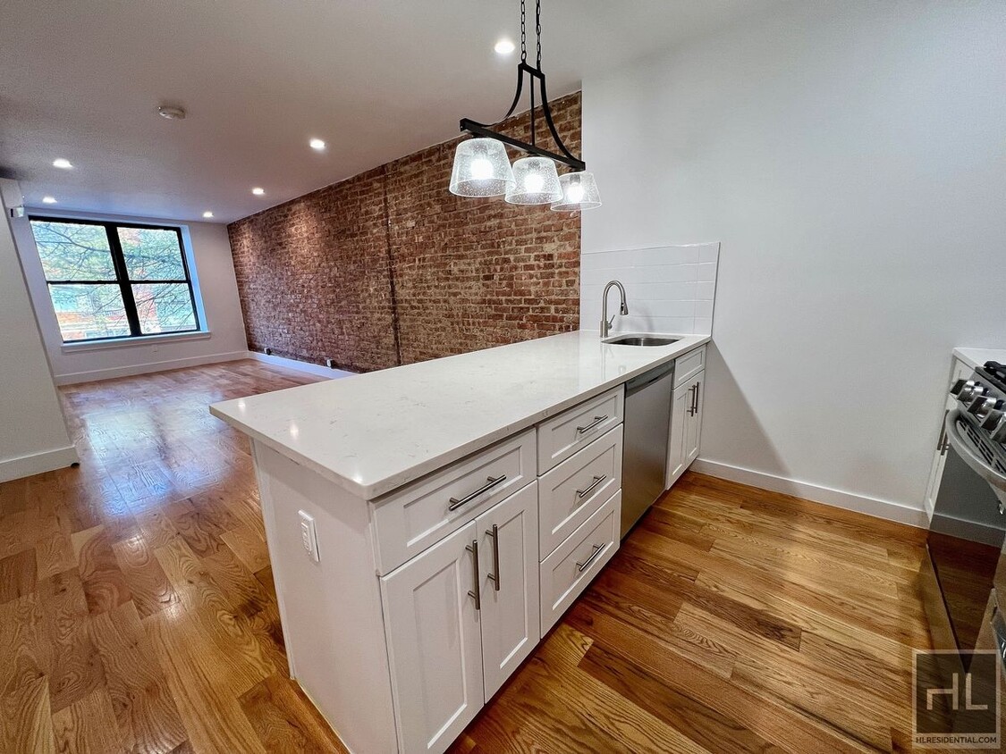 Primary Photo - 3BR 2BA Sunny Renovated Floor-Thru In-Unit...