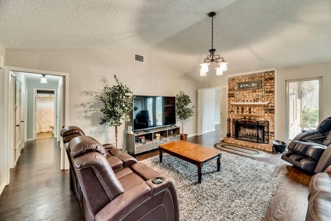 Foto del edificio - 425 Country View Ln