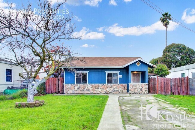 Building Photo - Coming soon! Lovely, centrally located hom...