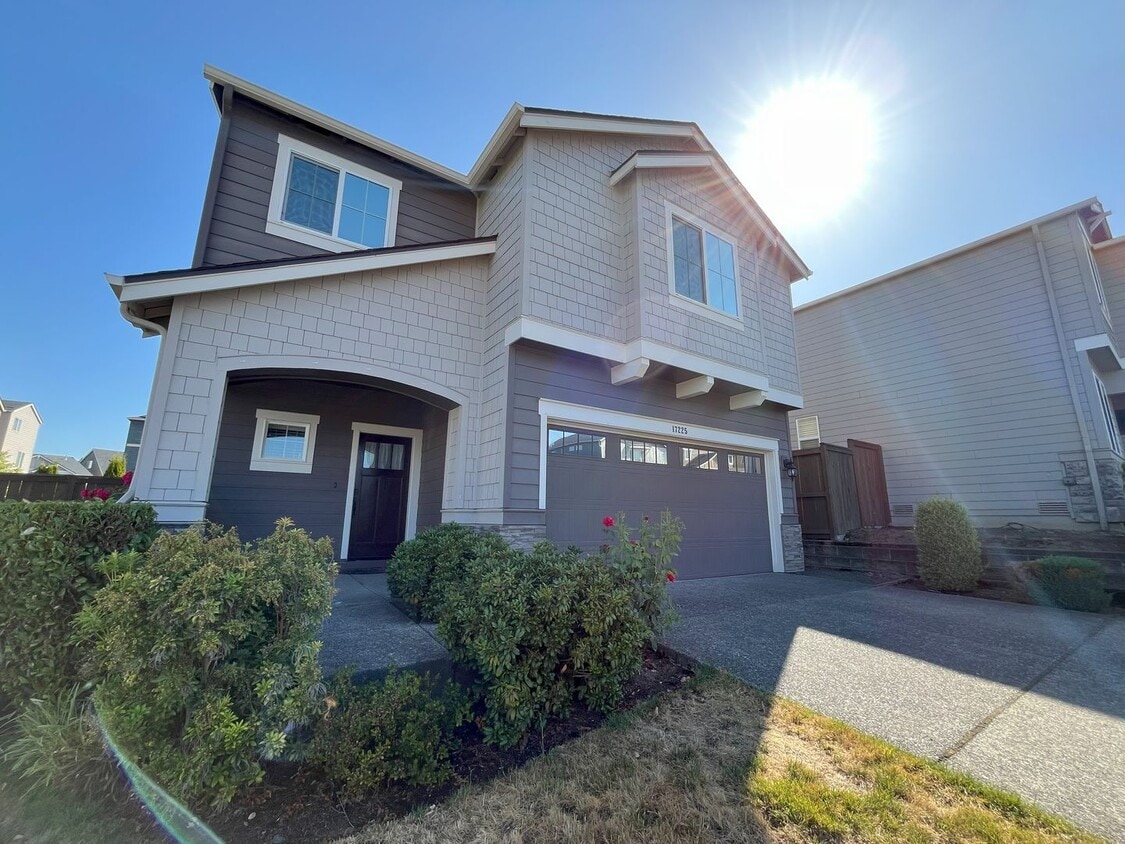 Spacious 4-Bedroom + Bonus Room with Moder... - Spacious 4-Bedroom + Bonus Room with Moder...