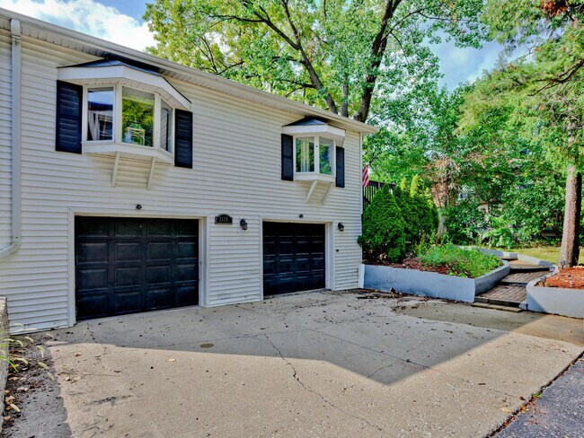 Building Photo - 1115 Maple St