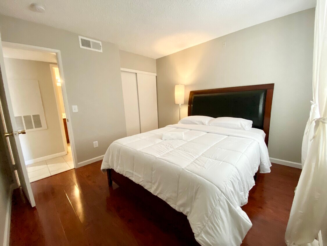 Primary Photo - 211 Mission Laguna Ln