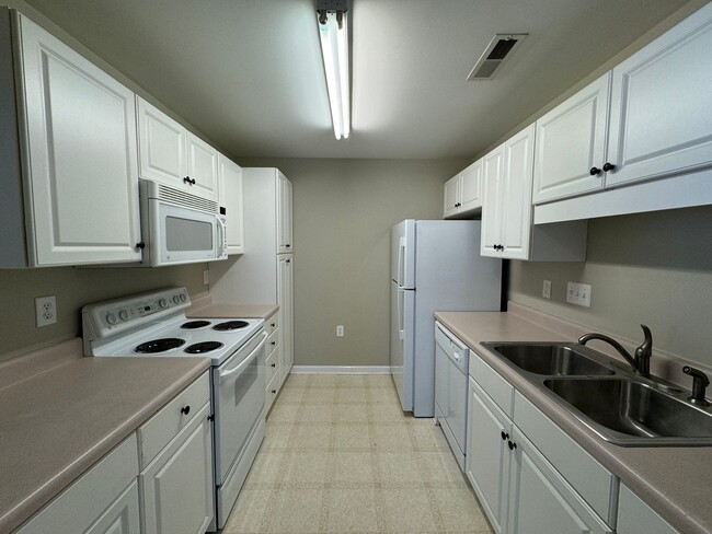 Building Photo - 7424 Riverview Knoll Ct