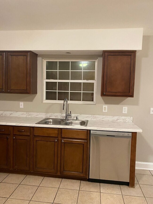 Foto del edificio - Move in Ready Updated 4 bed 2 bath with ga...
