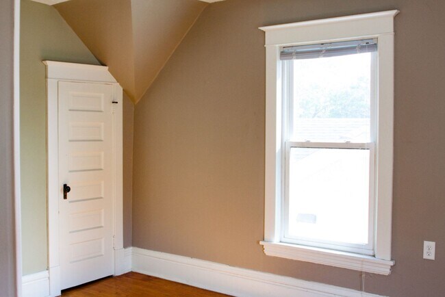 Foto del edificio - Beautiful 5 Bedroom Close by The U of M for Sept 2026!~