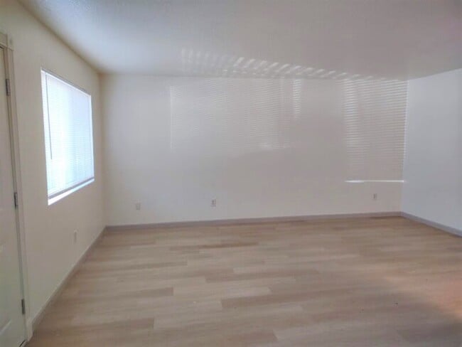 Building Photo - 120 Sunny Ln