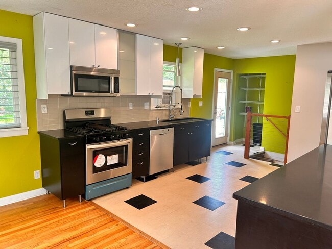Building Photo - 4 Bedroom, 2 Bathroom in the Lower Rattles...