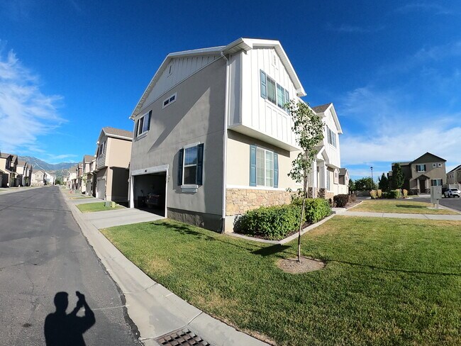Building Photo - 903 W Edinburgh Dr