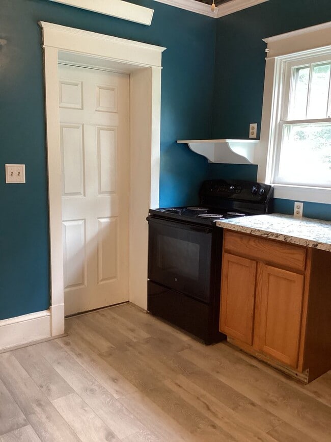 Building Photo - Roomy Craftsman Style House