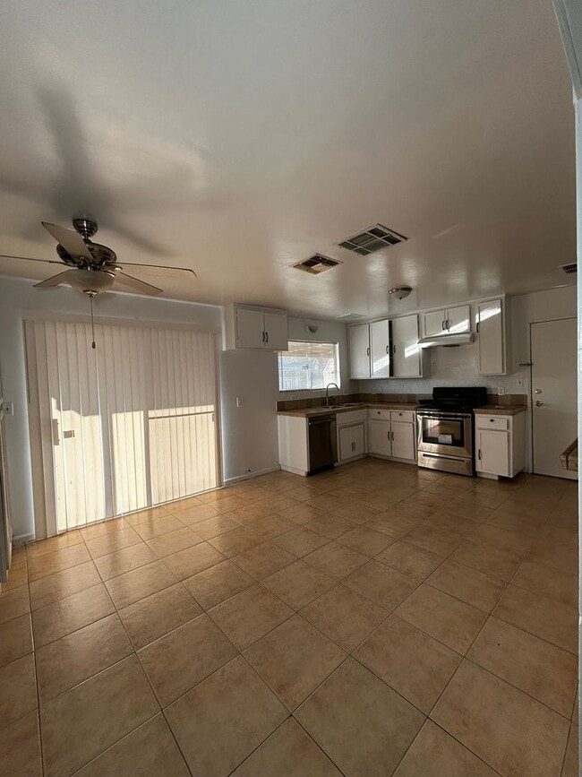 Foto del edificio - 3 Bedroom Home with Solar and 2-Car Garage