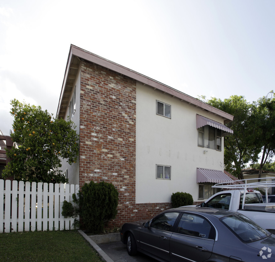 Foto del edificio - 4467-4469 Dawson Ave