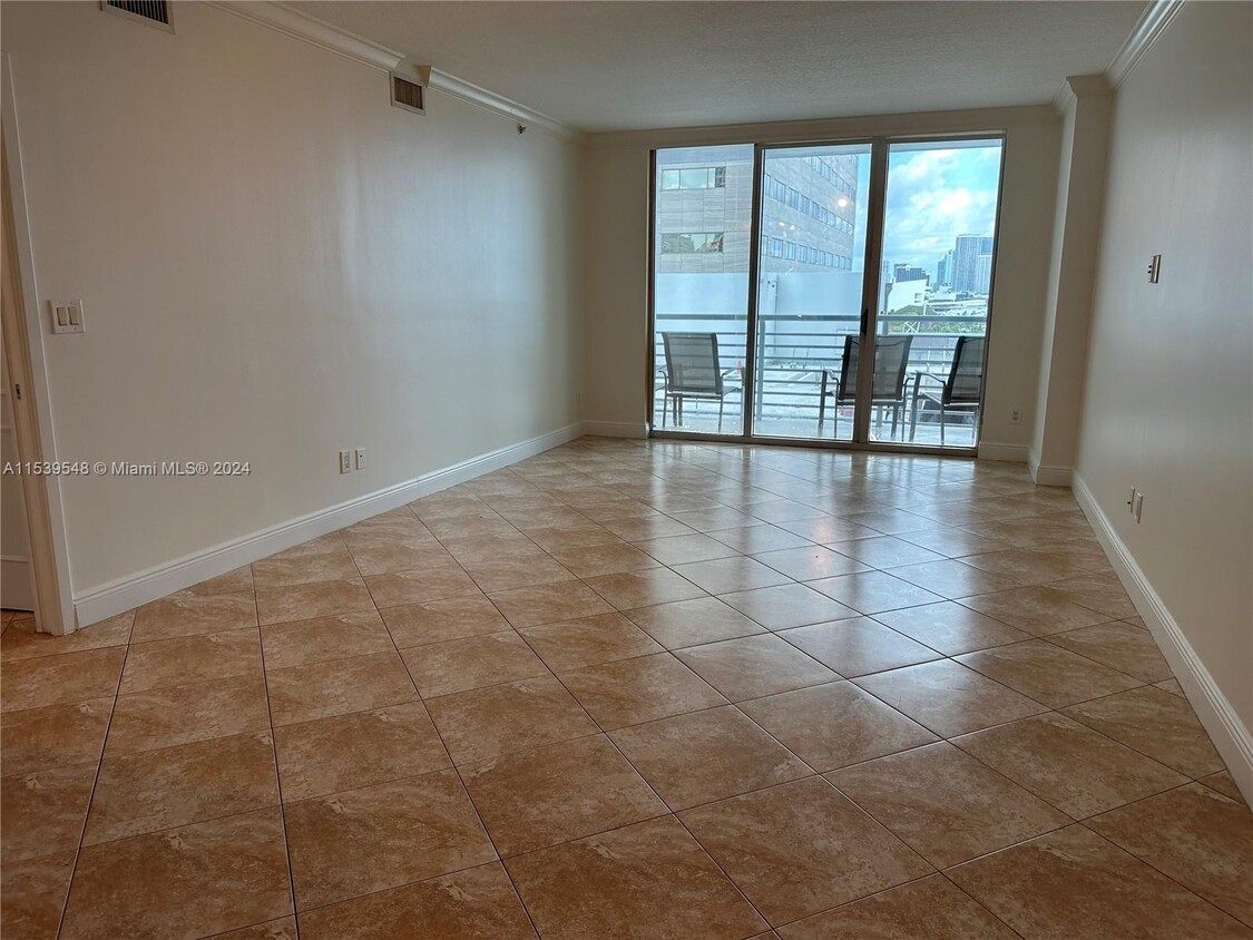 Foto principal - 325 S Biscayne Blvd