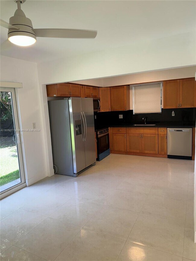 Foto del edificio - 13824 NE Miami Ct
