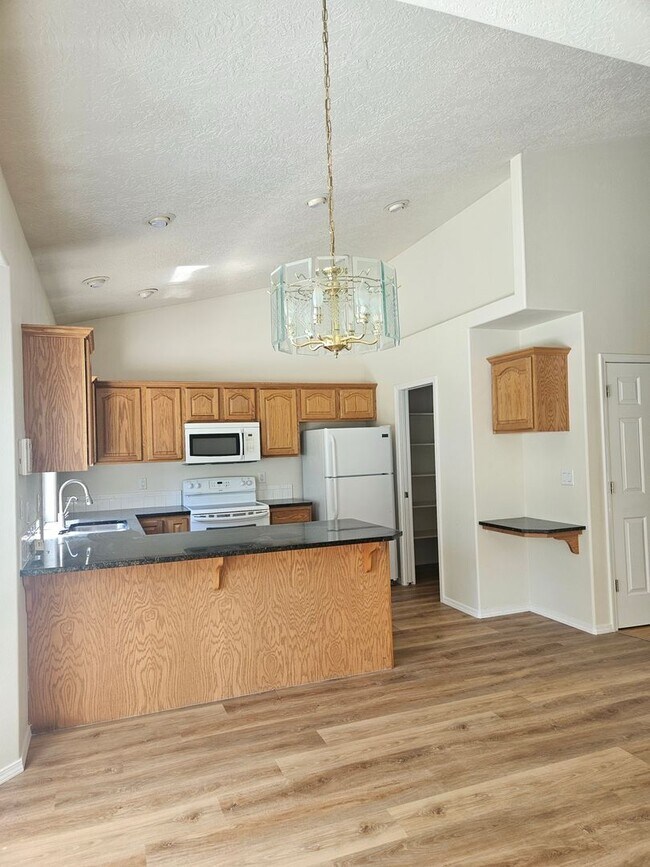 Foto del edificio - 4 Bedroom 2.5 Bathroom Desireable Merdian Neighborhood